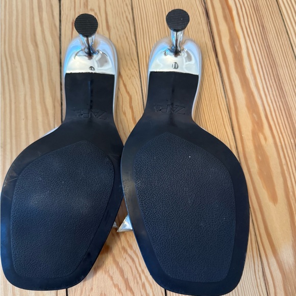 Zara Metallic Silver Heels with Bow Accent - Picture 6 of 6